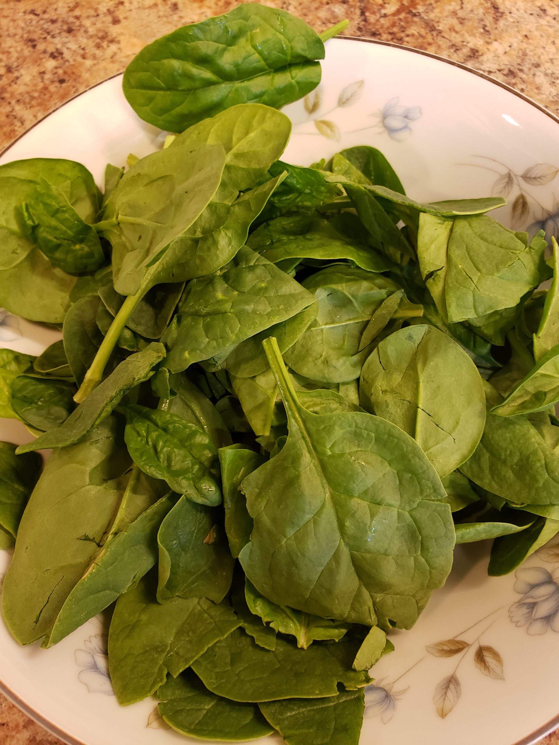 Spinach contains nitrates, compounds that past research shows can improve running performance by delivering more oxygen and nutrients to muscles. In a new study from the National Council of Research in Italy, scientists gave participants two cups of nitrate-rich spinach juice or a placebo for six days.