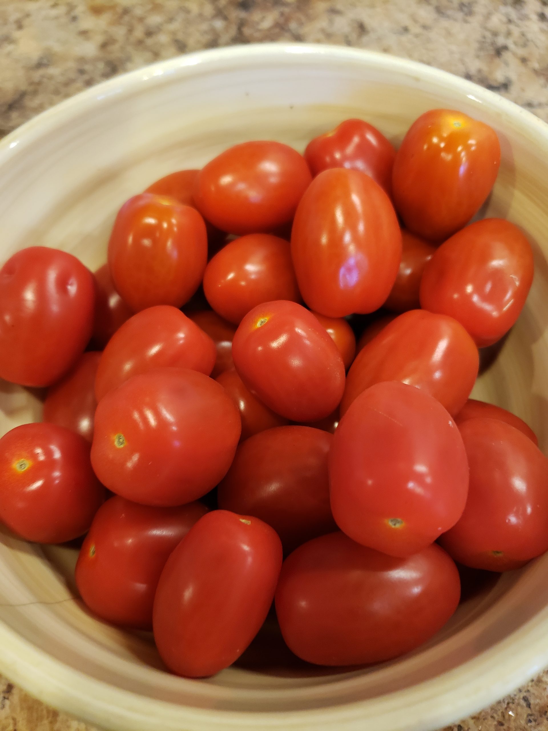 Lycopene-rich tomatoes does more than improving athletic performance. Its superior antioxidant effect provides numerous health benefits. Eye health: Tomatoes also contain beta-carotene, lutein, and zeaxanthin. These phytonutrients have been shown to promote healthy vision and reduce the risk of degeneration.