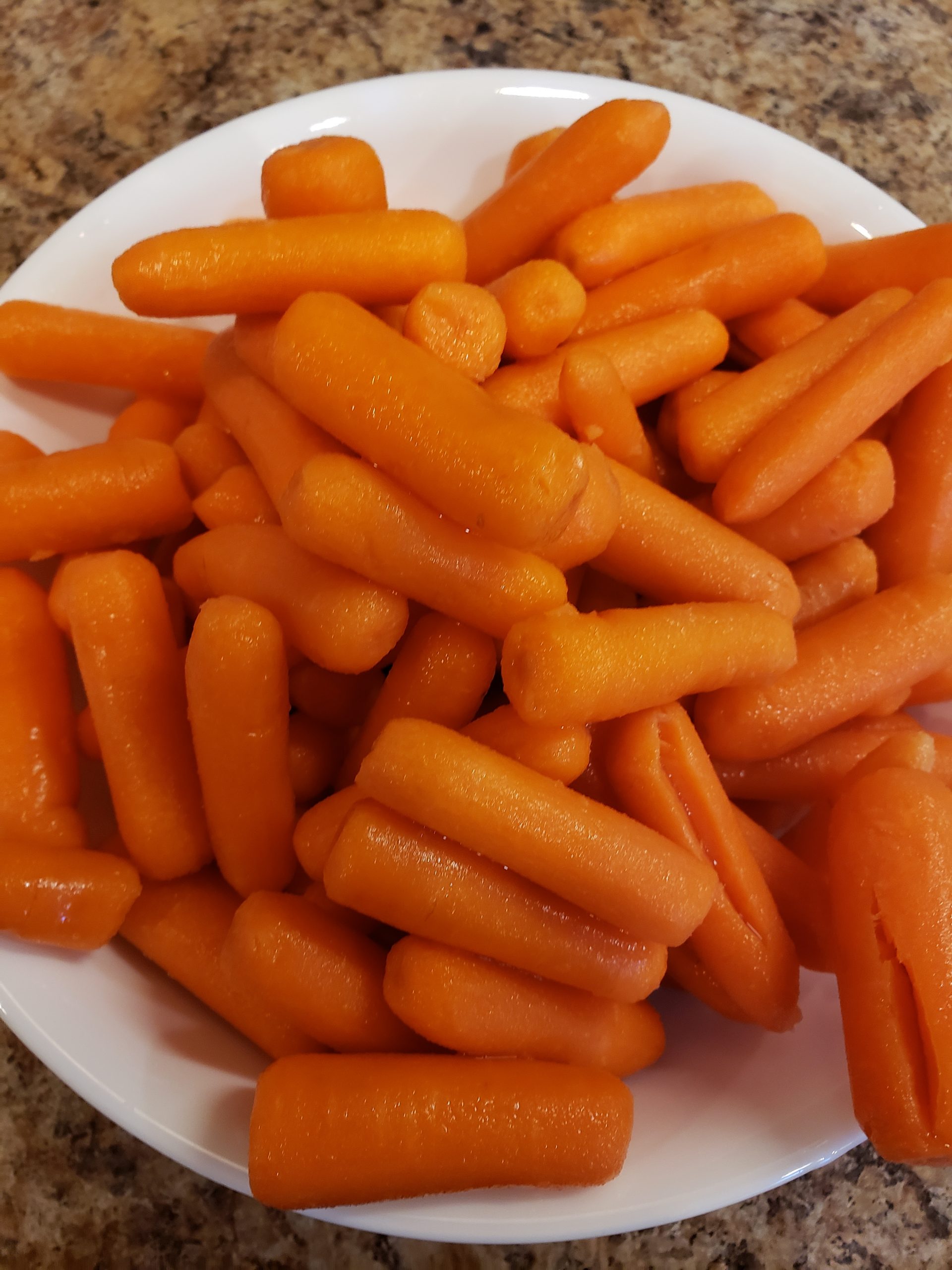 Carrots are a great snack!Carrots are rich in vitamins, minerals, and fiber. They are also a good source of antioxidants. Antioxidants are nutrients present in plant-based foods. They help the body remove free radicals, unstable molecules that can cause cell damage if too many accumulate in the body. 
